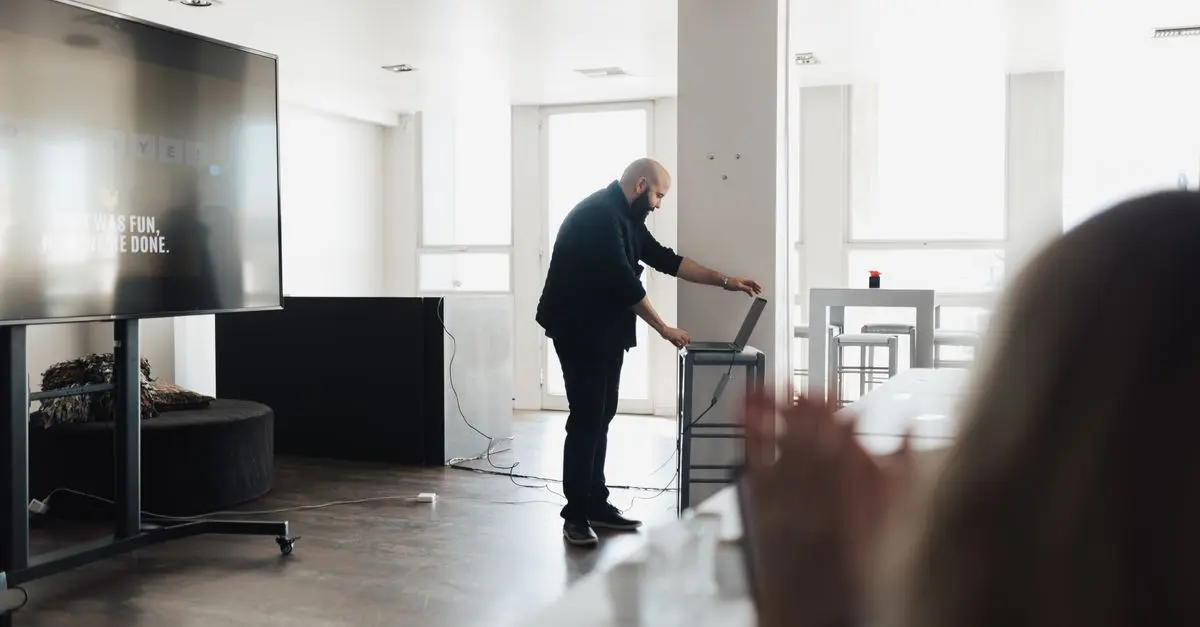 Comment Choisir le Bon Partenaire pour Animer Votre Webinar